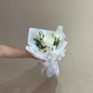 White whisper posy